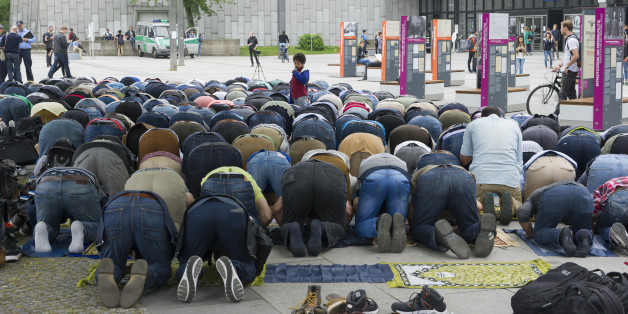 Nach Schließung von Gebetsräumen: Muslime beten aus Protest vor der TU Berlin
