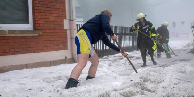 Plötzlich startete am Sonntagmittag der Hagel - und dauerte nach Augenzeugen eine halbe Stunde in Eibenstock im Erzgebirge.