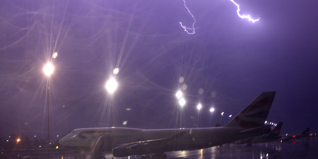 Ein Flugzeug, das durch Gewitter gezwungen ist, am Boden zu bleiben (Symbolfoto)