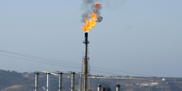 A view of a liquefied petroleum gas refinery in Arzew near the western city of Oran July 30, 2007. REUTERS/Zohra Bensemra (ALGERIA)