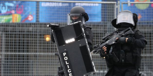 Members of the Raid special intervention unit of the French police take part in a terrorist attack mock exercise on May 31, 2016 near the Stade de France in Saint-Denis, France.
France said on May 25 it will deploy more than 90,000 police and security guards for Euro 2016, vowing to do 'everything possible to avoid a terrorist attack' during the football tournament that starts next month. / AFP / KENZO TRIBOUILLARD (Photo credit should read KENZO TRIBOUILLARD/AFP/Getty Images)