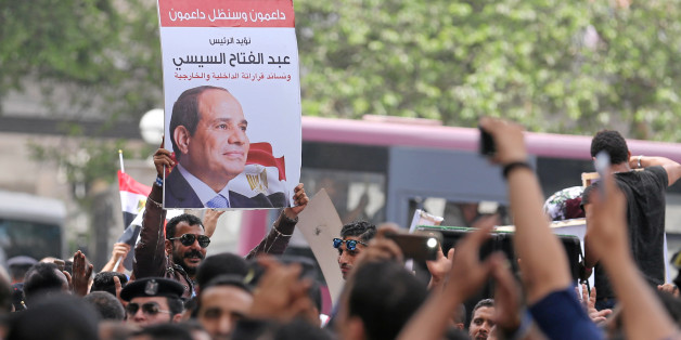 Pro-government protesters hold poster of Egyptian President Abdel Fattah al-Sisi and shout slogans against journalists in front of the Syndicate of Journalists, in Cairo, Egypt May 4, 2016. REUTERS/Staff