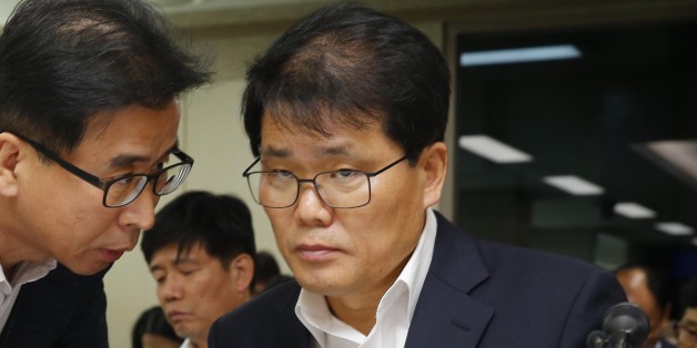 정수영 서울메트로 사장 직무대행이 3일 구의역 스크린도어 사고 관련 보고를 위한 서울시의회 교통위원회에 출석하여 관계자와 이야기를 하고 있다.