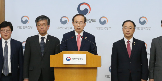 3일 오후 서울 세종로 정부서울청사에서 윤성규 환경부 장관(가운데), 최상목 기획재정부 차관, 이관섭 산업통상자원부 차관 등 유관부서 장,차관들이 미세먼지 대책을 발표하고 있다.