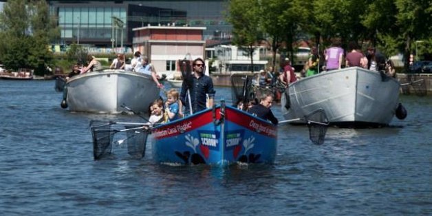 Amsterdam hat ein Problem mit Plastikmüll – die Bewohner schaffen Abhilfe.
