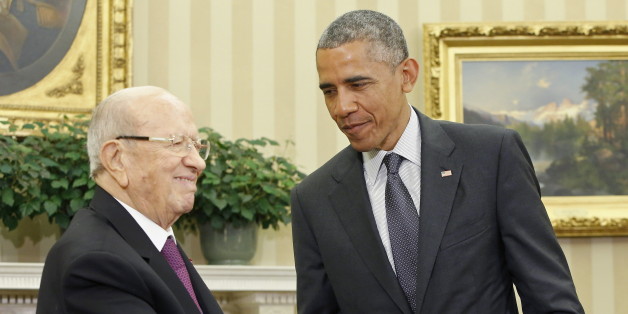 U.S. President Barack Obama (R) shakes hands with Tunisia's President Beji Caid Essebsi in the Oval Office after their meeting at the White House in Washington May 21, 2015. REUTERS/Jonathan Ernst