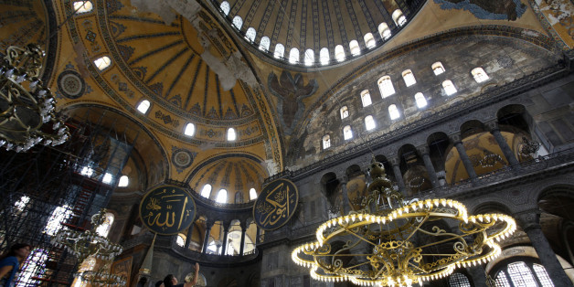 Tourists visit the Hagia Sophia museum in Istanbul September 17, 2010. About 250 Greek Orthodox Christians who intended to hold mass at the former basilica of Hagia Sophia have abandoned their visit to Turkey, state-run Anatolian news agency said on Friday. A mass at the former cathedral would have defied Turkish law that bars religious services in what is now a museum. REUTERS/Murad Sezer (TURKEY - Tags: POLITICS RELIGION TRAVEL)