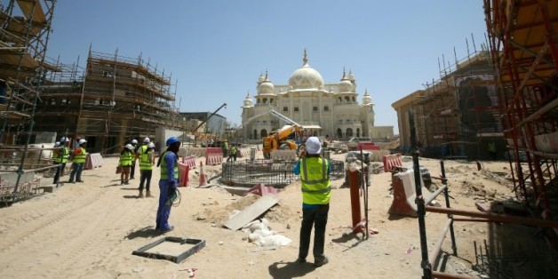 La construction dans un grand parc à thèmes à Dubaï, le 30 mai 2016