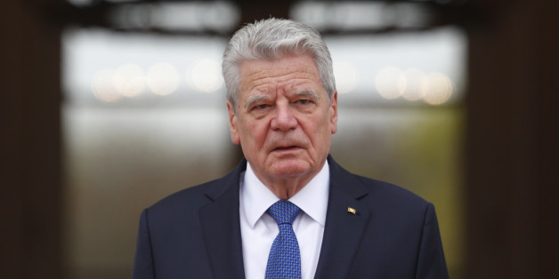 Joachim Gauck tritt am Montagmittag vor die Kameras und gibt eine Erklärung ab