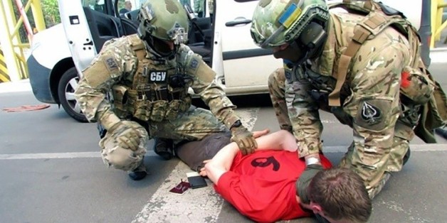Photo tirée d'une vidéo mise en ligne le 6 juin 2016 par les services de sécurité ukrainiens (SBU) montrant l'arrestation d'un français à la frontière ukraino-polonaise le 21 mai 2016