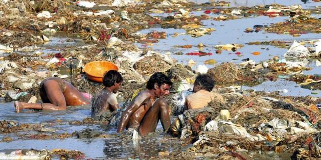 Verseucht, giftig und trotzdem beliebt: Indien verkauft Ganges-Wasser