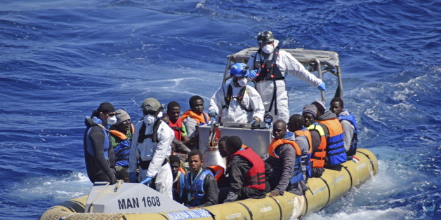 Ein Boot der italienischen Küstenwache mit geretteten Flüchtlingen im Mittelmeer
