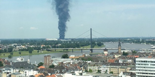 Dunkle Rauchwolke über Messegelände: Flüchtlingsunterkunft in Düsseldorf steht in Flammen