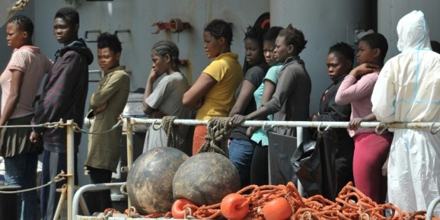 Des migrantes secourues par le navire "Vega" de l'armée italienne arrive au port de Reggio Calabria en Italie, le 29 mai 2016