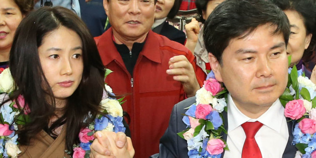 새누리당 서울 중구성동을 지상욱 당선인이 4월 14일 새벽 서울 중구 신당동 선거사무소에서 당선이 확정된 뒤 축하를 받을 때 부인인 배우 심은하 씨가 어색한 표정을 짓고 있다.