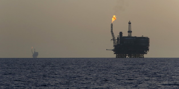 Offshore oil platforms are seen at the Bouri Oil Field off the coast of Libya August 3, 2015. Oil prices lurched 5 percent lower on Monday to their lowest since January, taking global benchmark Brent below $50 a barrel as weak factory activity in China deepened a commodity-wide rout. REUTERS/Darrin Zammit Lupi MALTA OUT. NO COMMERCIAL OR EDITORIAL SALES IN MALTA