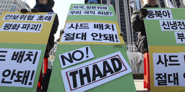 지난 2월 정부청사 앞에서 사드 배치를 반대하는 시위가 벌어지는 모습