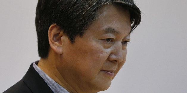 국민의당 안철수 상임공동대표가 10일 오후 인천광역시 동구 인천재능대학교에서 미래 산업을 주제로 특강을 시작하기 전에 생각에 잠겨 있다.
