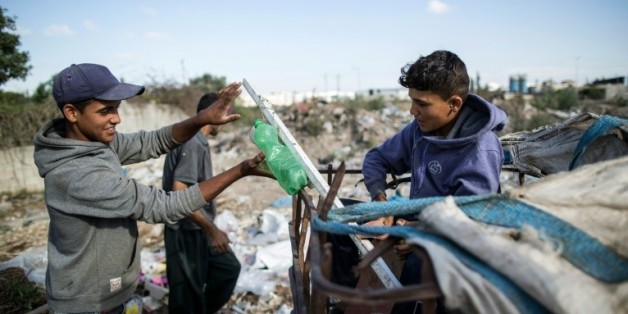 Karam al-Zaaneen, 13 ans et son frère Mustafa, 16 ans, collectent des boutiques en plastique sur une décharge le 18 mai 2016 à Hanun dans le nord de Gaza