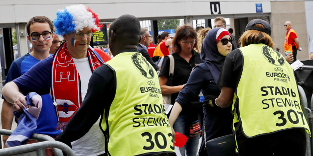 Frankreich-Fans werden vor dem Stade de France in Paris durchsucht