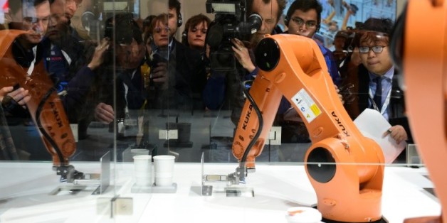Un robot du fabricant allemand Kuka, convoité par le chinois Midea, fait une démonstration à la foire de Hanovre, le 3 juin 2016