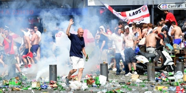 Des gaz lacrymogènes lancés pour disperser des supporteurs de foot anglais, le 11 juin 2016 à Marseille