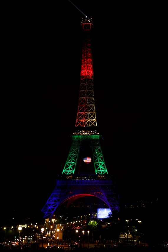 Tour Eiffel et drapeaux arc-en-ciel, minutes de silence ...