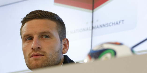 Shkodran Mustafi steht bei der DFB-Pressekonferenz am 14. Juni vor den Kameras - und ist auch im Live-Stream zu sehen