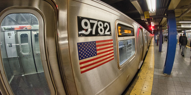 "Geht zurück wo ihr hergekommen seid": Mann beschimpft muslimische Frauen in New Yorker U-Bahn