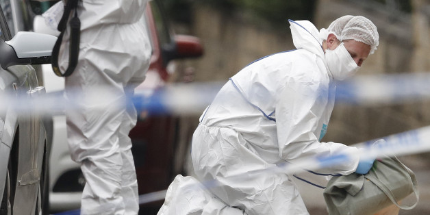 Forensiker untersuchen den Tatort, an die Jo Cox niedergestochen wurde