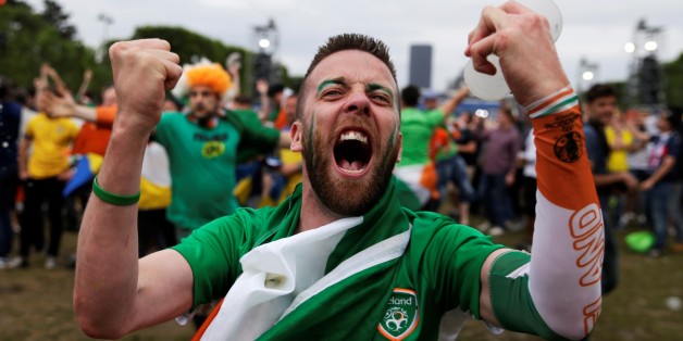 Des supporters irlandais ramassent leurs déchets à Bordeaux dans la nuit du 15 au 16 juin 2016