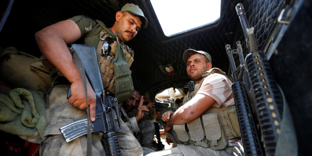Iraqi soldiers prepare to go to battle against Islamic State militants at the frontline in Falluja, Iraq, June 14, 2016. REUTERS/Thaier Al-Sudani