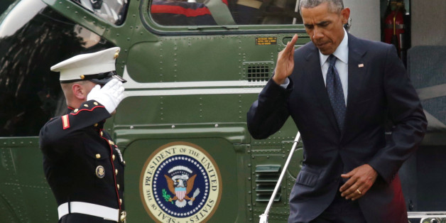 U.S. President Barack Obama salutes from the steps of Marine One helicopter on the South Lawn of the White House upon his return to Washington, U.S., from Orlando, June 16, 2016. REUTERS/Yuri Gripas