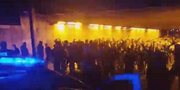 Vor dem Spiel gegen Belgien: Irische Fans begrüßen die Polizei mit Gesängen