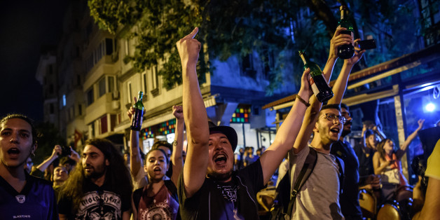 Protester chant slogans against goverment on June 18, 2016 at cihangir district in Istanbul during a demonstration against the islamist attack.
British rock group Radiohead on June 18 condemned 'violent intolerance' after Islamists brutally attacked customers at an Istanbul record store attending an album release party, angered that the event coincided with Ramadan. / AFP / OZAN KOSE (Photo credit should read OZAN KOSE/AFP/Getty Images)