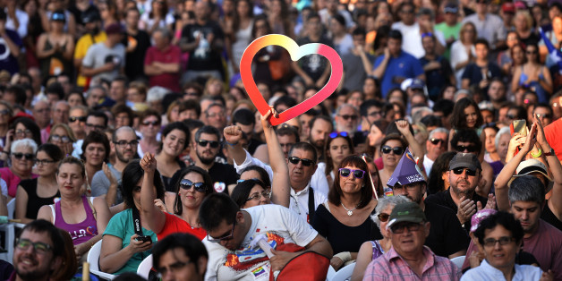 Une femme brandit un coeur lors d'un rassemblement de POdemos à Alicante le 17 juin 2016