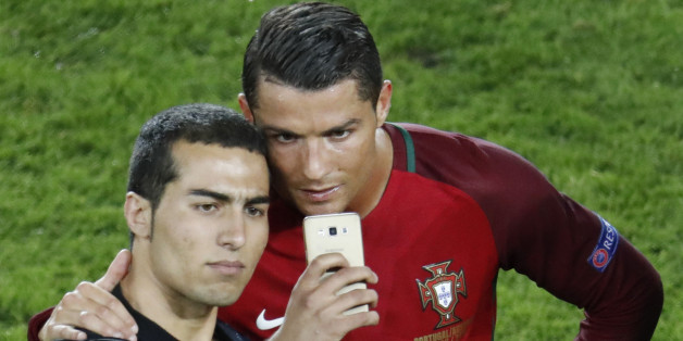 Der Flitzer machte ein Selfie mit Ronaldo - auf dem EM-Feld