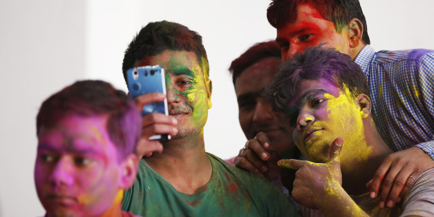 Indische Grenzsoldaten machen einen Selfie während des Holi-Festes in Srinagar