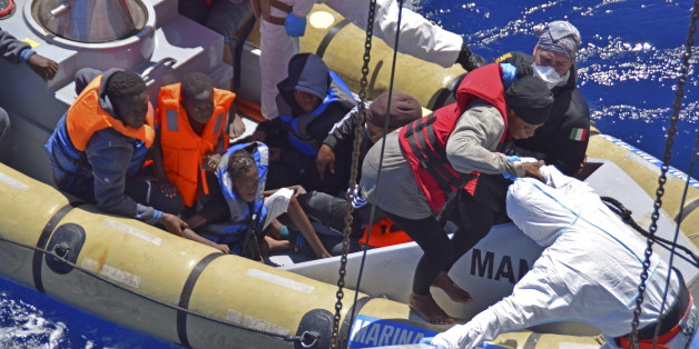 Eine Rettungsaktion der italienischen Marine vor Sizilien im April 2016