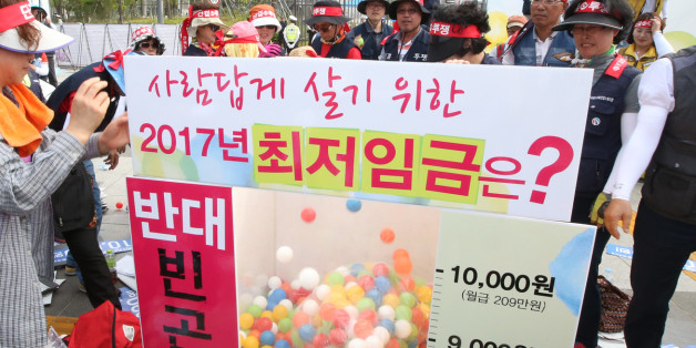 23일 오후 정부세종청사 고용노동부 앞에서 열린 한국노총 최저임금 1만원 쟁취 집회에서 참가자들이 퍼포먼스를 하고 있다