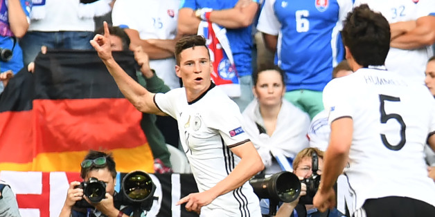 Julian Draxler (l.) bejubelt sein 3:0 beim Sieg im EM-Achtelfinale gegen die Slowakei in Lille