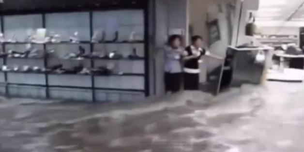 Duch ein Einkaufszentrum in China schossen plötzlich Wassermassen