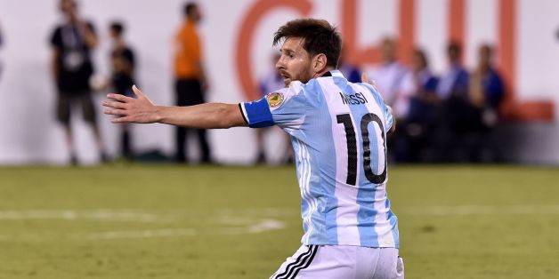 Argentina's Lionel Messi gestures during the Copa America Centenario final against Chile in East Rutherford, New Jersey, United States, on June 26, 2016. / AFP / Nicholas KAMM (Photo credit should read NICHOLAS KAMM/AFP/Getty Images)