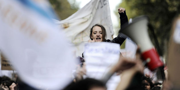 Junge Frau protestiert in Frankreich.