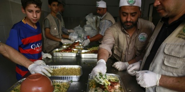 Des Palestiniens préparent la "Tekkiya", soupe populaire à Gaza le 13 juin 2016