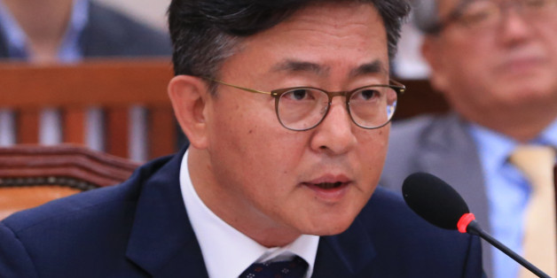 홍용표 통일부 장관이 27일 오전 국회에서 열린 외교통일위 전체회의에서 의원들의 질의에 답하고 있다.