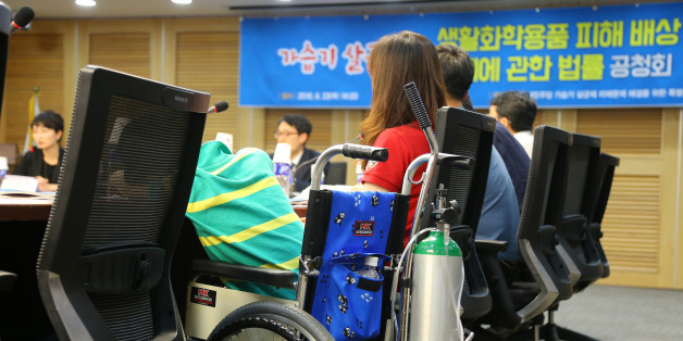 더불어민주당 가습기살균제 피해문제를 위한 특위 주최로 23일 오후 국회에서 열린 가습기살균제 등 생활화학용품 피해배상 및 구제에 관한 법률 공청회에서 가습기 살균제 피해 가족들이 패널들의 토론을 지켜보고 있다.