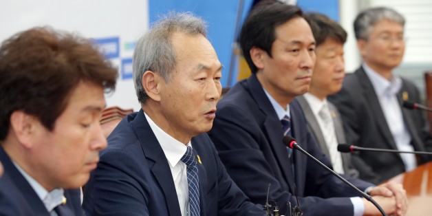 세월호 특별조사위원회 이석태 위원장이 27일 오후 국회 본청에서 더불어민주당 우상호 원내대표와 면담하고 있다.