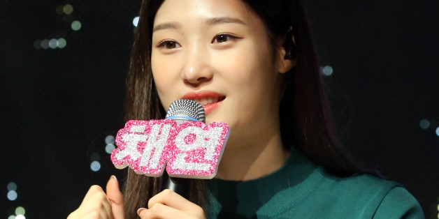 그룹 아이오아이(I.O.I)로 활동 중 '다이아'에 합류한 정채연이 14일 오후 서울 마포구 서교동 롯데카드아트센터에서 열린 두 번째 앨범 '해피 엔딩'(HAPPY ENDING) 발매 기념 쇼케이스에서 합류 소감을 말하고 있다.