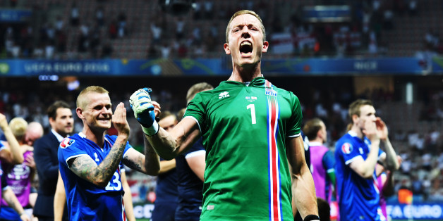 Der Isländische Torwart Hannes Thor Halldorsson feiert den Sieg über England